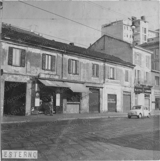 Originali esposti: viale Bligny 7, positivo, bianco e nero, mm 170x170. 