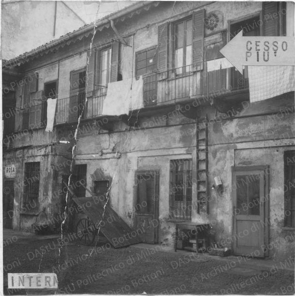 Originali esposti: viale Bligny 7, positivo, colori, mm 170x170. 
