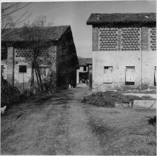 Altre immagini: cascina Trebbia in via Lampedusa, positivo, bianco e nero, mm 118x88. 