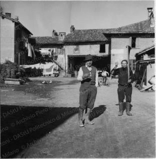 Altre immagini: cascina Trebbia in via Lampedusa, positivo, bianco e nero, mm 118x88. 