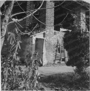 Altre immagini: cascina settecentesca in zona Vigentino, positivo, bianco e nero, mm 118x88. 