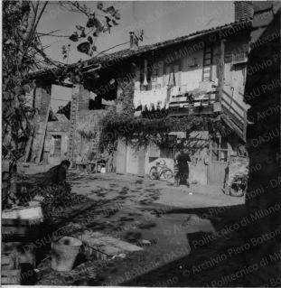 Altre immagini: cascina settecentesca in zona Vigentino, positivo, bianco e nero, mm 118x88. 