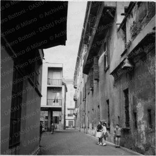 Altre immagini: cortile di una casa in viale Col diLana, positivo, bianco e nero, mm 118x88. 