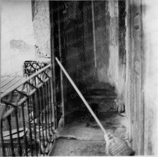 Altre immagini: latrina di una casa in viale Col di Lana 1, positivo, bianco e nero, mm 118x88. 