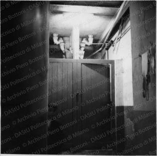 Altre immagini: latrine di una casa in viale Bligny 42, positivo, bianco e nero, mm 118x88. 