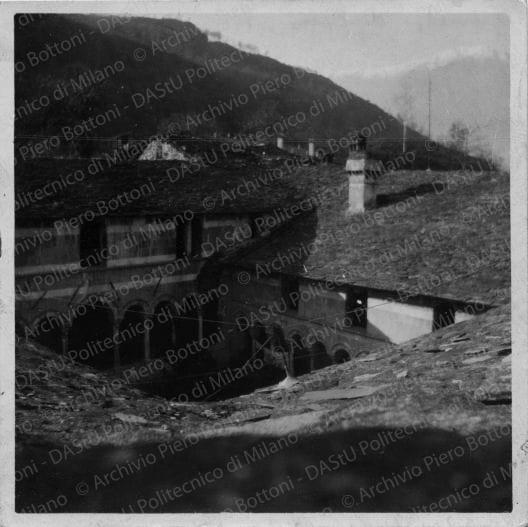 Vedute del chiostro, positivo, bianco e nero, mm 90x90. 