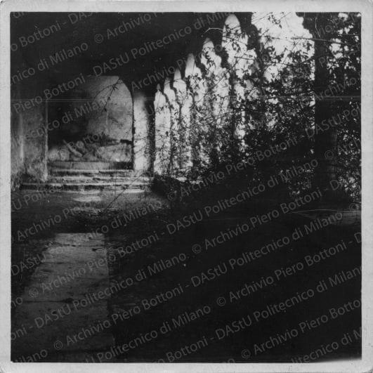 Vedute del chiostro, positivo, bianco e nero, mm 90x90. 