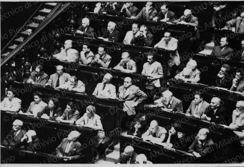 Bottoni durante i lavori alla Camera dei deputati, positivo, bianco e nero, mm 118x170.