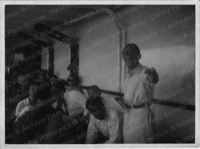 Le persone durante i lavori, positivo, bianco e nero, mm 115x85.