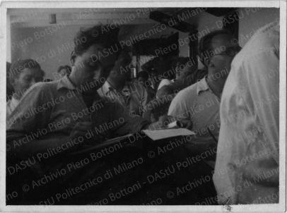 Le persone durante i lavori, positivo, bianco e nero, mm 85x115.