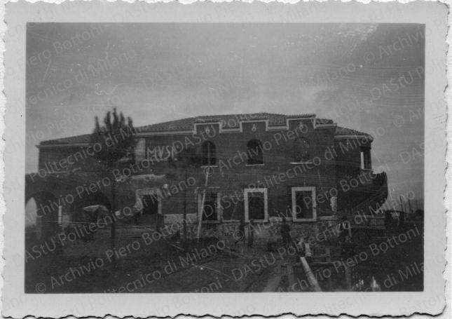Littoria: Caserma della milizia (arch. O. Frezzotti), positivo, bianco e nero, mm 64x90.