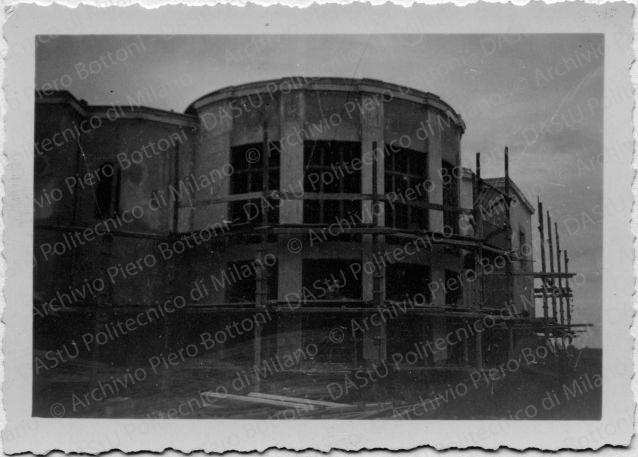 Littoria: vista di un edificio in costruzione, positivo, bianco e nero, mm 64x90.