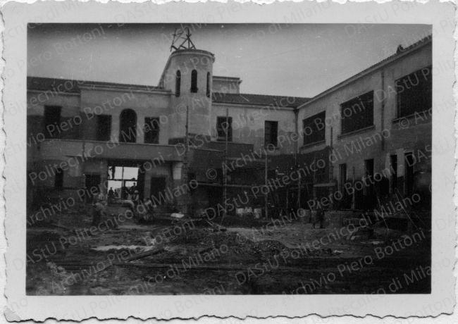 Littoria: vista di un edificio in costruzione, positivo, bianco e nero, mm 64x90.