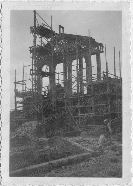 Littoria: vista di un edificio in costruzione, positivo, bianco e nero, mm 64x90.