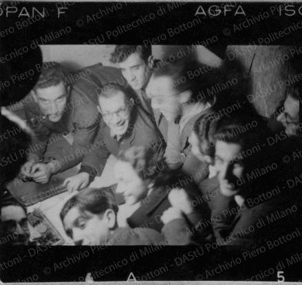 Un gruppo di partecipanti intorno al numero di una rivista (probabilmente Metron). Vi si riconoscono MaxBill (in centro, con gli occhiali) e Paolo Tilche (in primo piano, secondo da destra).