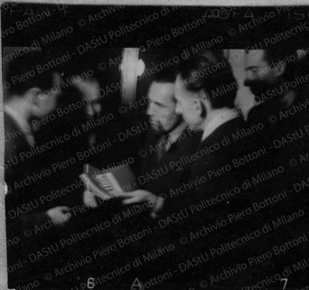 Alcuni partecipanti con la rivista Metron. Vi si riconoscono Lodovico Barbiano di Belgiojoso (primo dadestra, di profilo) e Gino Pollini (secondo da sinistra, di spalle).