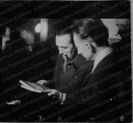 Alcuni partecipanti con la rivista Metron. Vi si riconoscono Lodovico Barbiano di Belgiojoso (primo dadestra, di profilo) e Gino Pollini (secondo da sinistra, di spalle).
