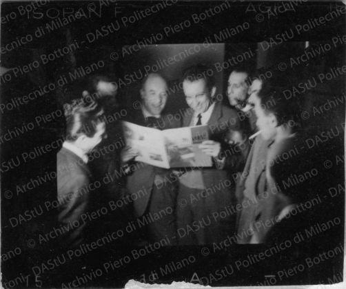 Alcuni partecipanti con la rivista Domus. Vi si riconosce Ernesto Nathan Rogers (in piedi, in centro a sinistra).