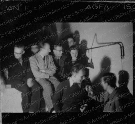 Alcuni partecipanti. Vi si riconoscono Gino Pollini (terzo da sinistra, a braccia conserte), Max Bill (quartoda sinistra, con gli occhiali), Anna Castelli Ferrieri (?), Lodovico Barbiano di Belgiojoso (primo da destra,di profilo) e Gabriele Mucchi (?, secondo da destra, in piedi).