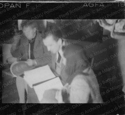Alcuni partecipanti mentre sfogliano una rivista.
