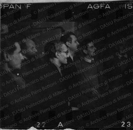 Alcuni partecipanti. Vi si riconoscono Ernesto Nathan Rogers (secondo da sinistra) e Giancarlo Palanti (al centro, di profilo).
