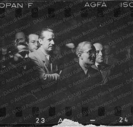 Alcuni partecipanti. Vi si riconoscono Ernesto Nathan Rogers (a sinistra) e Giancarlo Palanti (in primo piano).