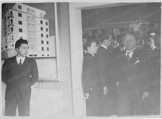 II Mostra Miar, Roma, 1931, Benito Mussolini in visita: in piedi a sinistra Mario Ridolfi, positivo, bianco e nero, mm 167x230. 