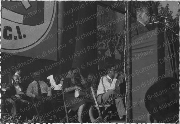 Bottoni sul palco di un comizio di Togliatti, primi anni '60, positivo, bianco e nero, mm 70x102.
