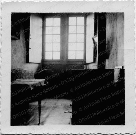 Il luogo dove si è svolto il convegno, positivo, bianco e nero, mm 67x67.