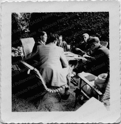 Le persone durante i lavori, positivo, bianco e nero, mm 67x67.