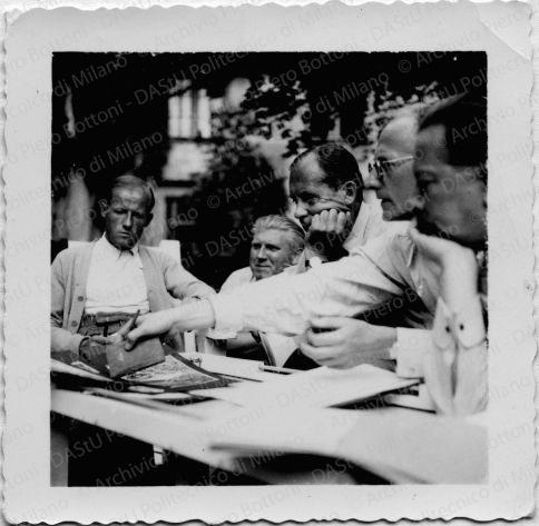 Le persone durante i lavori, positivo, bianco e nero, mm 67x67.