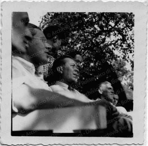 Le persone durante i lavori, positivo, bianco e nero, mm 67x67.