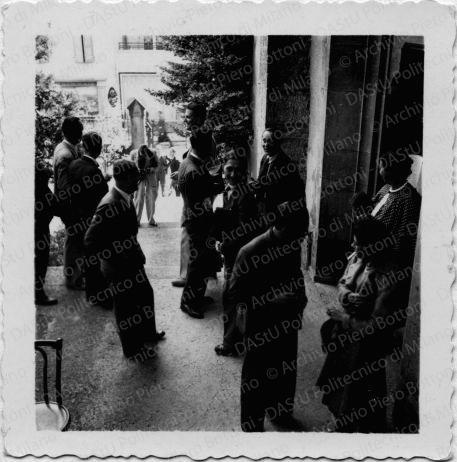 Le persone durante i lavori, positivo, bianco e nero, mm 67x67.