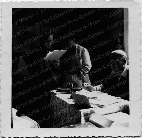 Le persone durante i lavori, positivo, bianco e nero, mm 67x67.