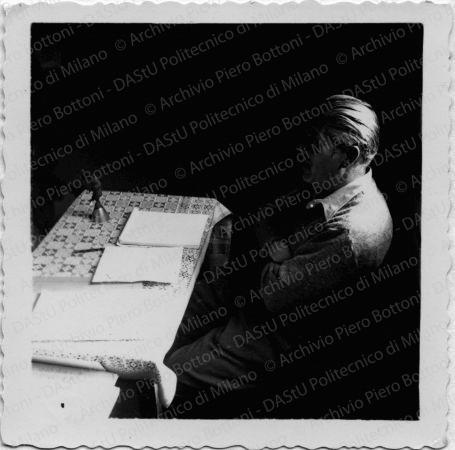 Le persone durante i lavori, positivo, bianco e nero, mm 67x67.