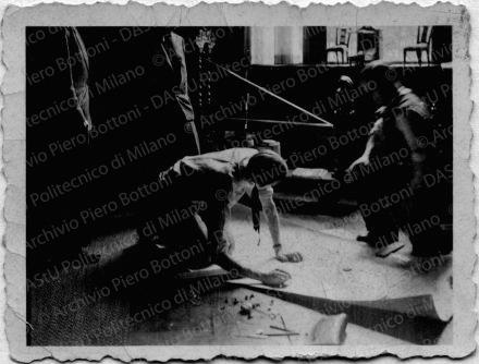 Le persone durante i lavori, positivo, bianco e nero, mm 67x67.