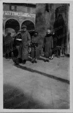 Pistoia: Bottoni e altre persone, ospedale del Ceppo, chiostro del convento annesso all'ospedale, due chiese, positivo, bianco e nero, mm 43x65.