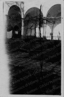 Pistoia: Bottoni e altre persone, ospedale del Ceppo, chiostro del convento annesso all'ospedale, due chiese, positivo, bianco e nero, mm 43x65.