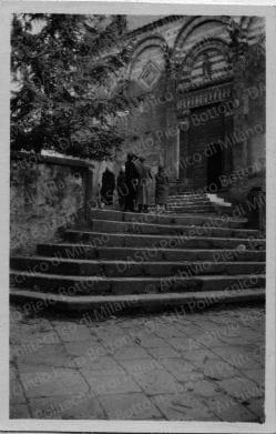 Pistoia: Bottoni e altre persone, ospedale del Ceppo, chiostro del convento annesso all'ospedale, due chiese, positivo, bianco e nero, mm 43x65.