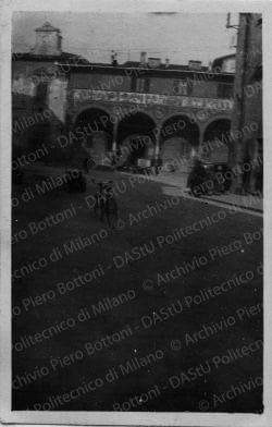Pistoia: Bottoni e altre persone, ospedale del Ceppo, chiostro del convento annesso all'ospedale, due chiese, positivo, bianco e nero, mm 43x65.