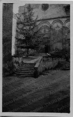Pistoia: Bottoni e altre persone, ospedale del Ceppo, chiostro del convento annesso all'ospedale, due chiese, positivo, bianco e nero, mm 43x65.