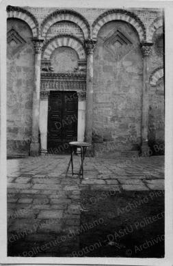 Pistoia: Bottoni e altre persone, ospedale del Ceppo, chiostro del convento annesso all'ospedale, due chiese, positivo, bianco e nero, mm 43x65.
