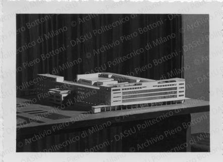 Arch. Giordano Fosti, progetto di (?), riproduzione di una veduta prospettica e vista del plastico. Veduta del plastico, positivo, bianco e nero, mm 68x92.