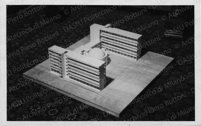 Arch. F. Manganoni, progetto di Casa dei sindacati fascisti, riproduzione di una tavola e viste del plastico. Veduta del plastico, positivo, bianco e nero, mm 88x138.