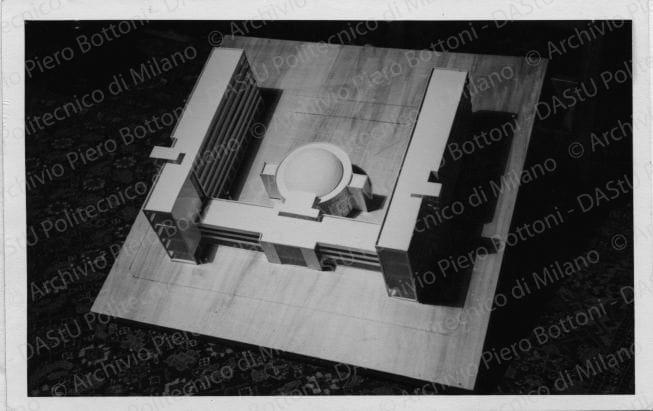 Arch. F. Manganoni, progetto di Casa dei sindacati fascisti, riproduzione di una tavola e viste del plastico. Veduta del plastico, positivo, bianco e nero, mm 88x138. 