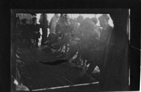 Persone partecipanti al viaggio, tra cui anche Bottoni, a bordo della nave "Biancamano" e in altri luoghi visitati, positivo, bianco e nero, mm 26x36.
