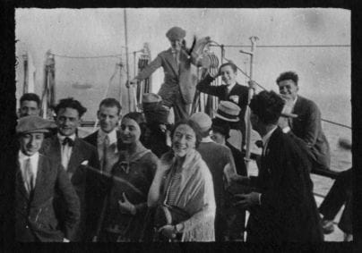 Persone partecipanti al viaggio, tra cui anche Bottoni, a bordo della nave "Biancamano" e in altri luoghi visitati, positivo, bianco e nero, mm 26x36.