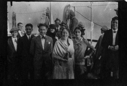 Persone partecipanti al viaggio, tra cui anche Bottoni, a bordo della nave "Biancamano" e in altri luoghi visitati, positivo, bianco e nero, mm 26x36.