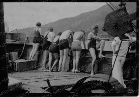 Persone partecipanti al viaggio, tra cui anche Bottoni, a bordo della nave "Biancamano" e in altri luoghi visitati, positivo, bianco e nero, mm 26x36.