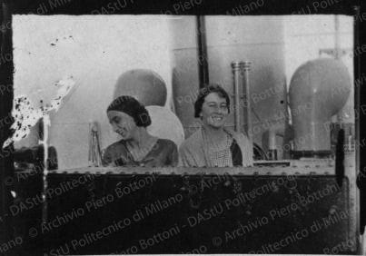 Persone partecipanti al viaggio, tra cui anche Bottoni, a bordo della nave "Biancamano" e in altri luoghi visitati, positivo, bianco e nero, mm 26x36.